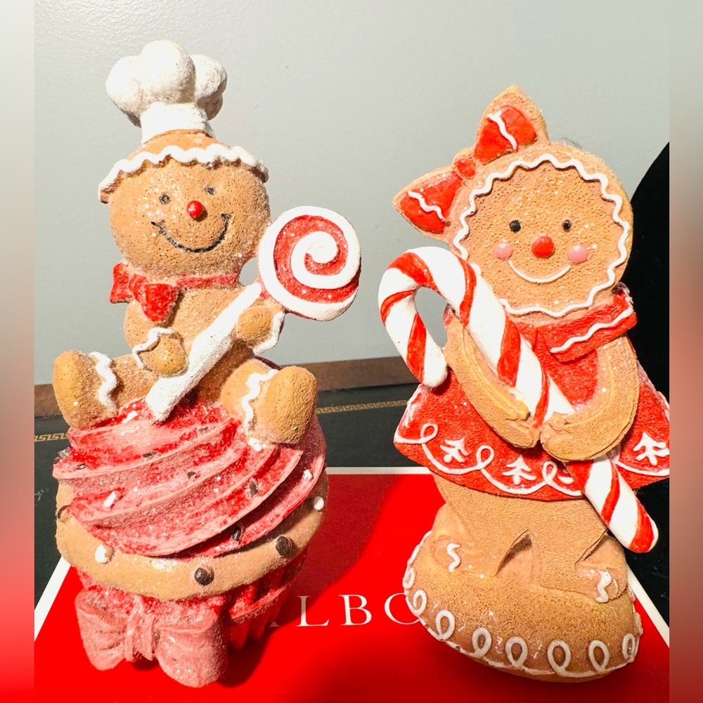 NEW 2 Gingerbread figurines gingerbread w/candy in a cupcake W/ Glitter